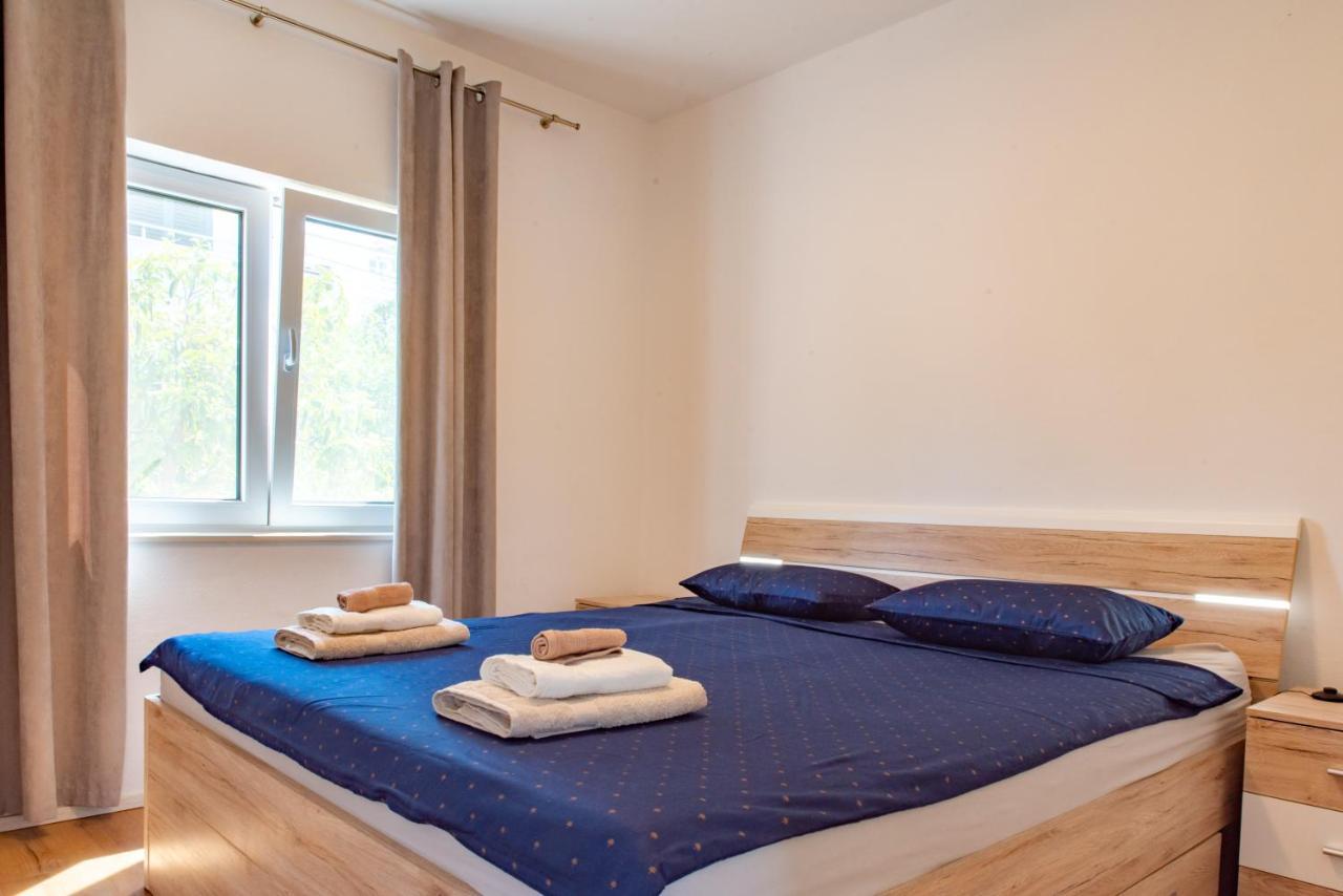 Beach Holiday Home With Private Jacuzzi & Parking Trogir Buitenkant foto