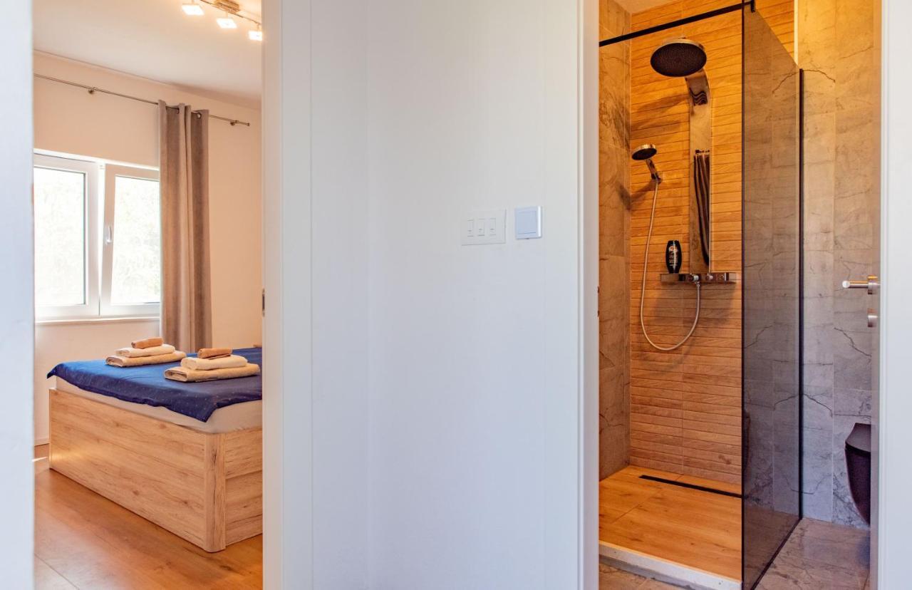 Beach Holiday Home With Private Jacuzzi & Parking Trogir Buitenkant foto