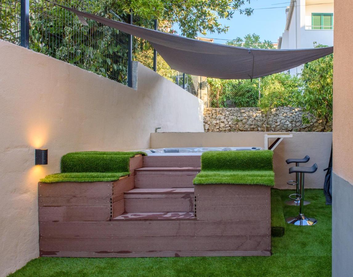 Beach Holiday Home With Private Jacuzzi & Parking Trogir Buitenkant foto