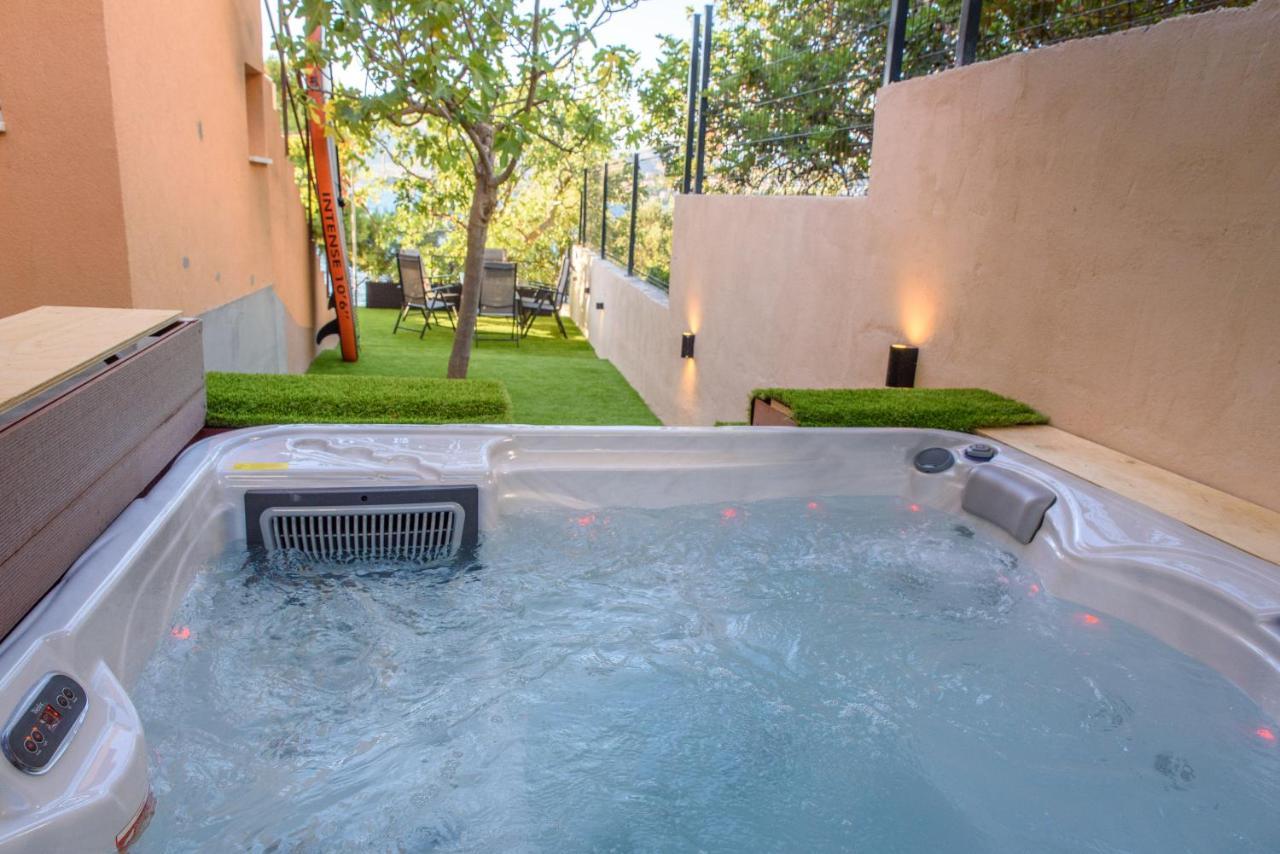 Beach Holiday Home With Private Jacuzzi & Parking Trogir Buitenkant foto