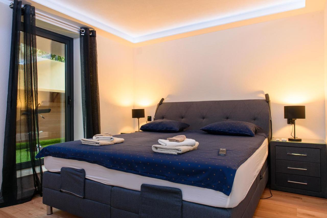 Beach Holiday Home With Private Jacuzzi & Parking Trogir Buitenkant foto