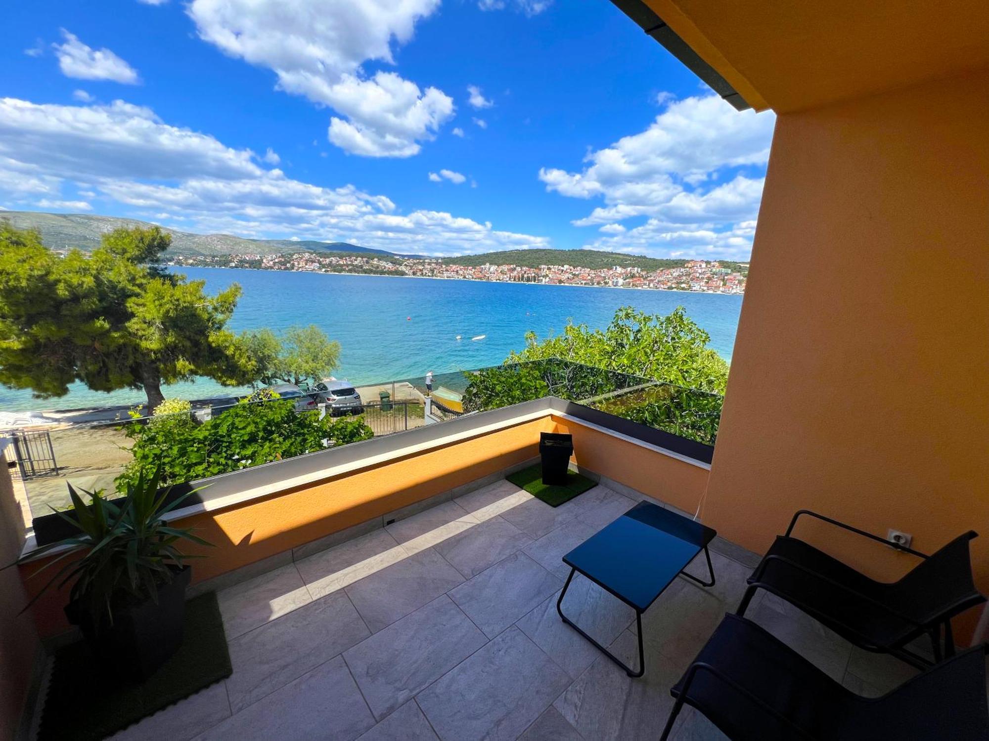 Beach Holiday Home With Private Jacuzzi & Parking Trogir Buitenkant foto
