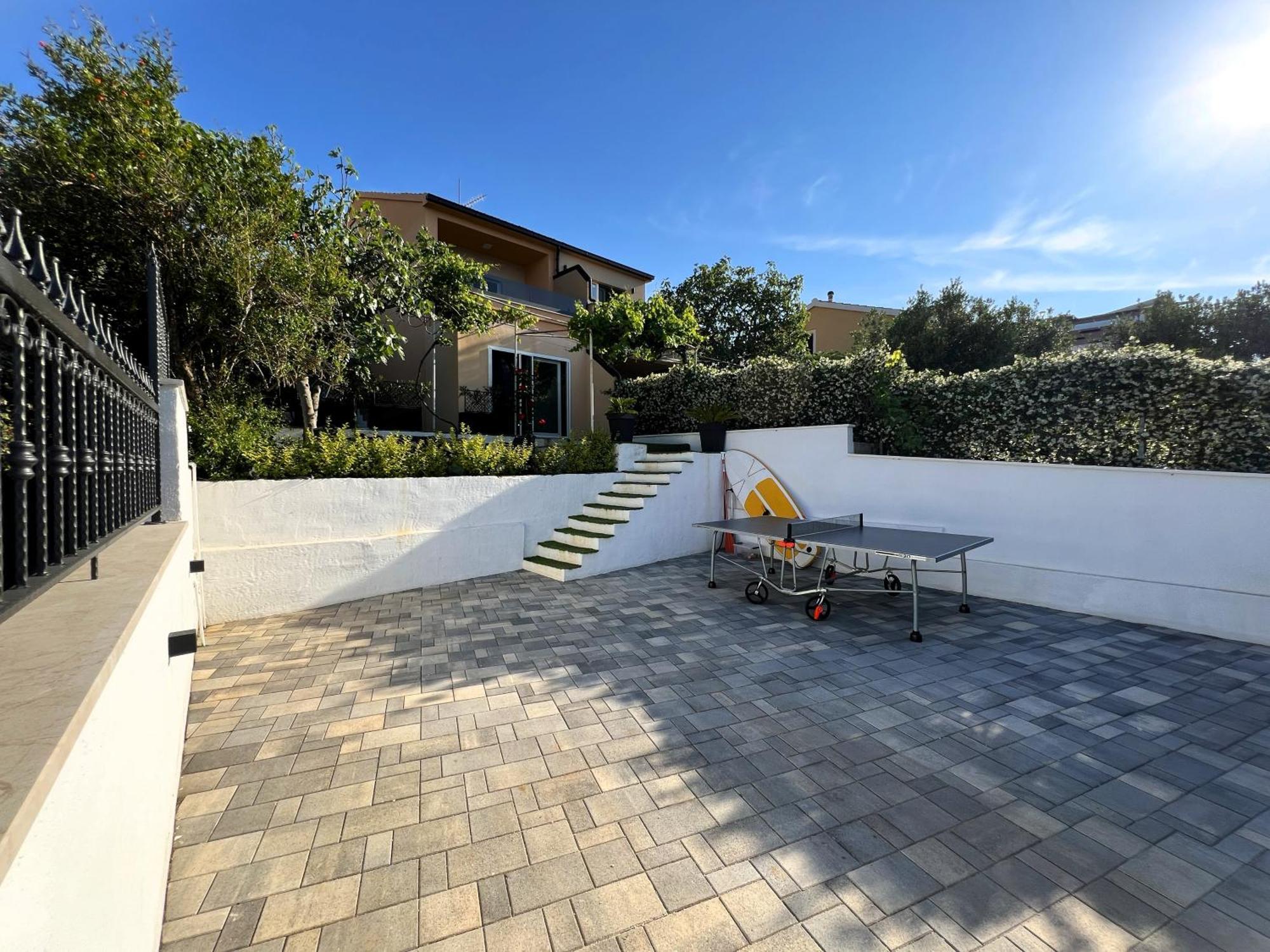 Beach Holiday Home With Private Jacuzzi & Parking Trogir Buitenkant foto