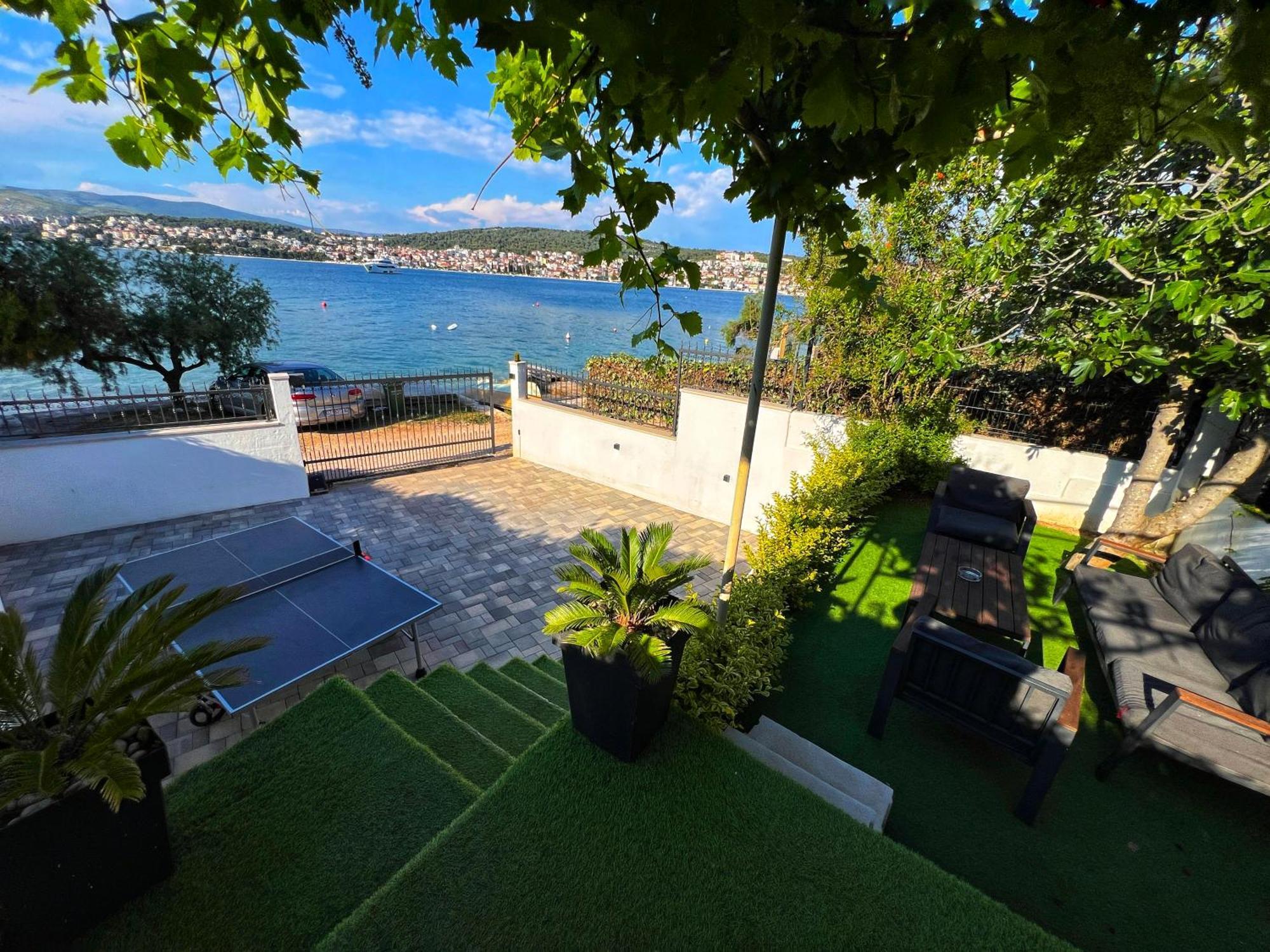 Beach Holiday Home With Private Jacuzzi & Parking Trogir Buitenkant foto